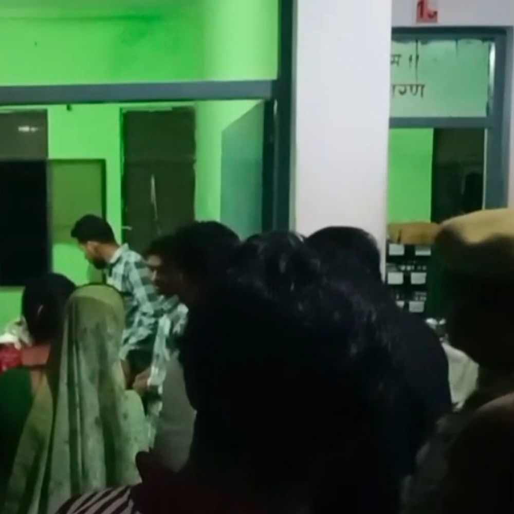 बोलेरो की टक्कर से बाइक सवार युवक की मौत:अमेठी हादसे में तीन गंभीर घायल, जिला अस्पताल रेफर