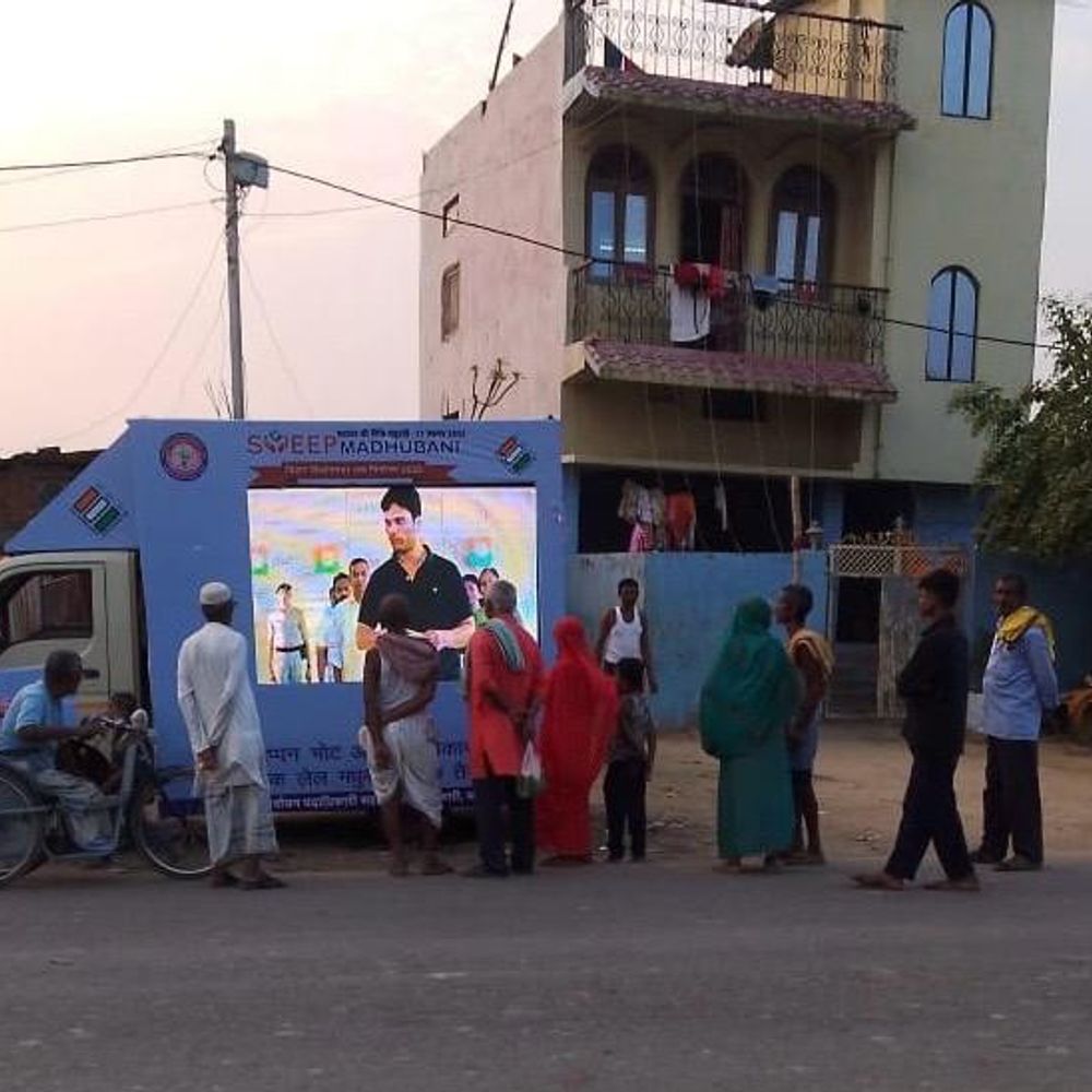 मधुबनी में मतदाता जागरूकता अभियान:एलईडी वाहनों से लोगों को मतदान के लिए प्रेरित किया जा रहा