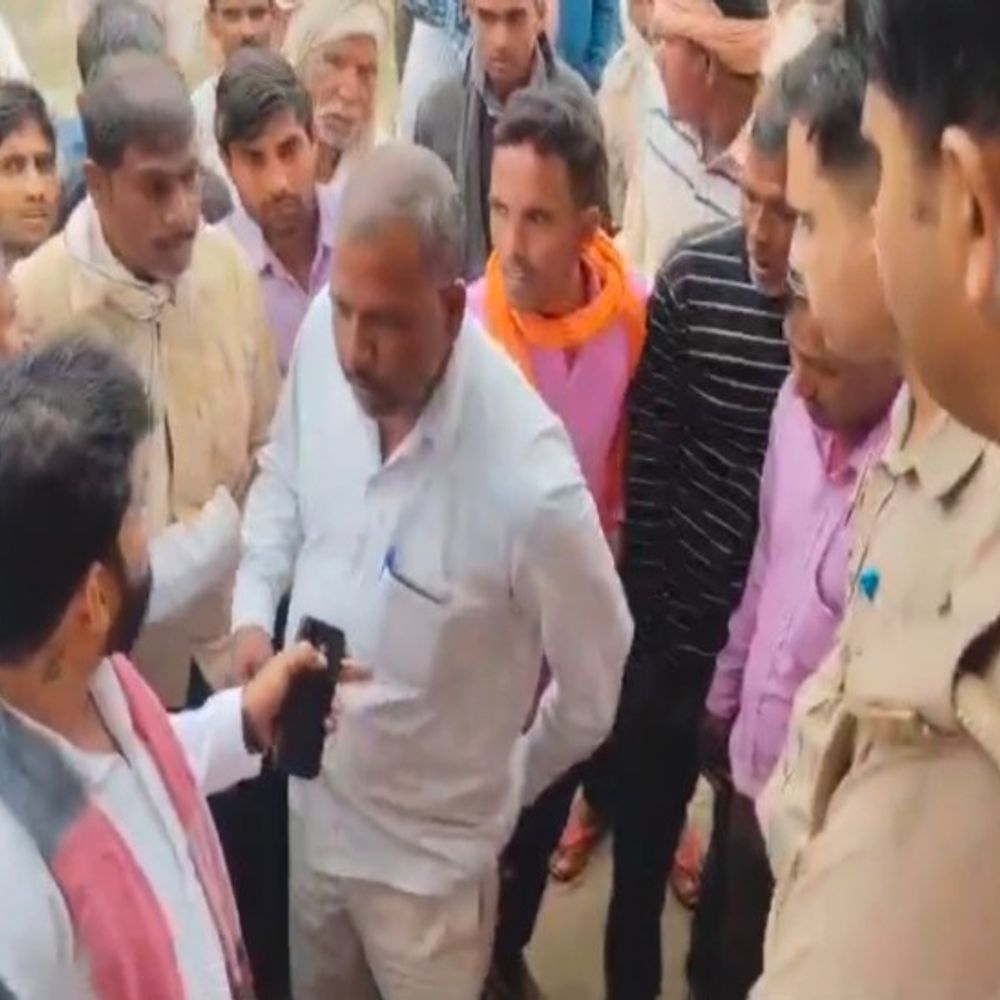 खाद वितरण में पुलिस पर मारपीट, पैसे लेने का आरोप:शाहजहांपुर में ग्रामीणों ने किया हंगामा, बोले- लाठीचार्ज से हमें चोट आई