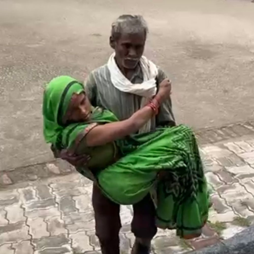 दिव्यांग महिला को गोद में लेकर DM कार्यालय पहुंचा पति:बोले-नमामि गंगे योजना से नल लगा, पानी नहीं आ रहा