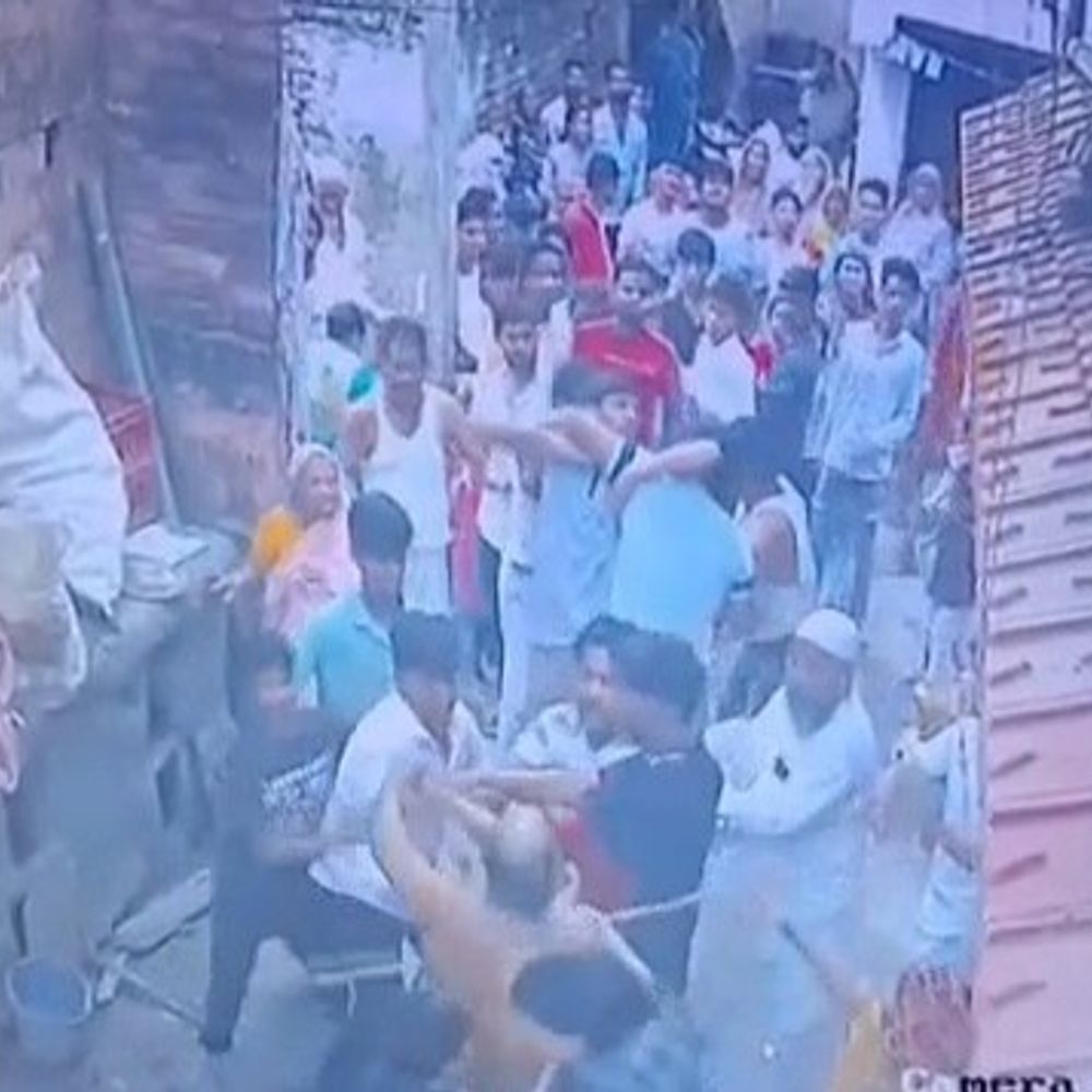 जमुई में चाचा-भतीजा पर हमला, CCTV में कैद:पड़ोसियों ने लाठी-डंडे से पीटा, 6 लोगों पर आरोप
