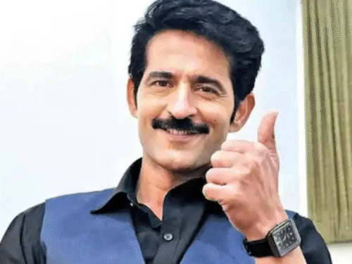 टीवी सेट पर फर्श पर सोए हैं हितेन तेजवानी:एक्टर ने बताया - शो के लिए 22 घंटे तक बिना ब्रेक काम किया है