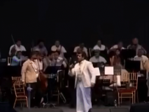 सोनू निगम ने अजान के लिए रोका अपना कॉन्सर्ट:बोले– दो मिनट दीजिए, दर्शकों ने तालियां बजाकर की सराहना