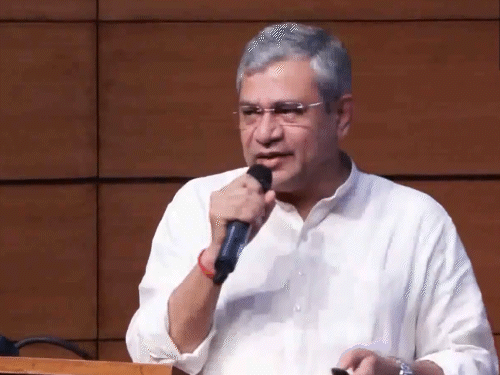 केंद्र ने 8वें वेतन आयोग की शर्तों को मंजूरी दी:एक जनवरी से लागू हो सकता है, 50 लाख कर्मचारियों और 69 लाख पेंशनरों को फायदा होगा