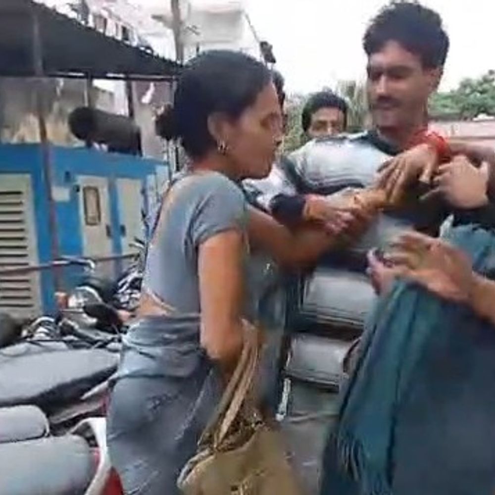 गोंडा अस्पताल में आशा बहू की महिला से मारपीट, VIDEO:मरीज दिखाने और कमीशन को लेकर हुआ विवाद, एक-दूसरे के बाल खींचे
