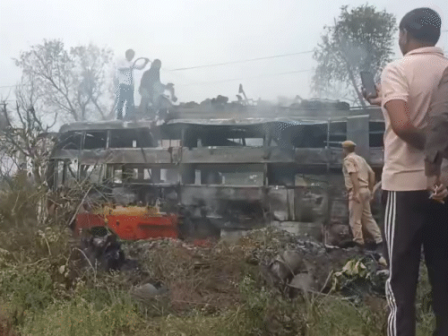 जयपुर- हाईटेंशन लाइन से टकराकर बस में आग लगी:2 की मौत, 10 से ज्यादा झुलसे; देश में 15 दिन में 5वां बड़ा बस हादसा