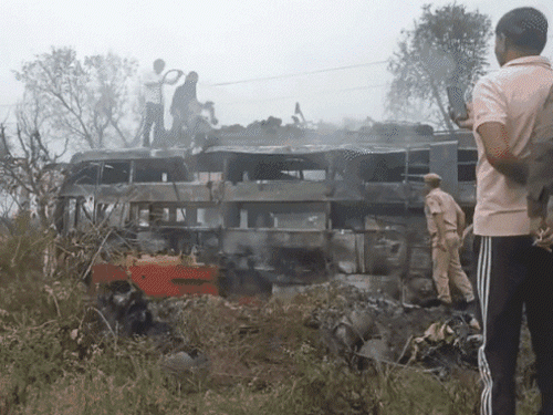 जयपुर- हाईटेंशन लाइन से बस में आग, कई सिलेंडर फटे:3 की मौत, 10 से ज्यादा झुलसे; देश में 15 दिन में 5वां बड़ा बस हादसा