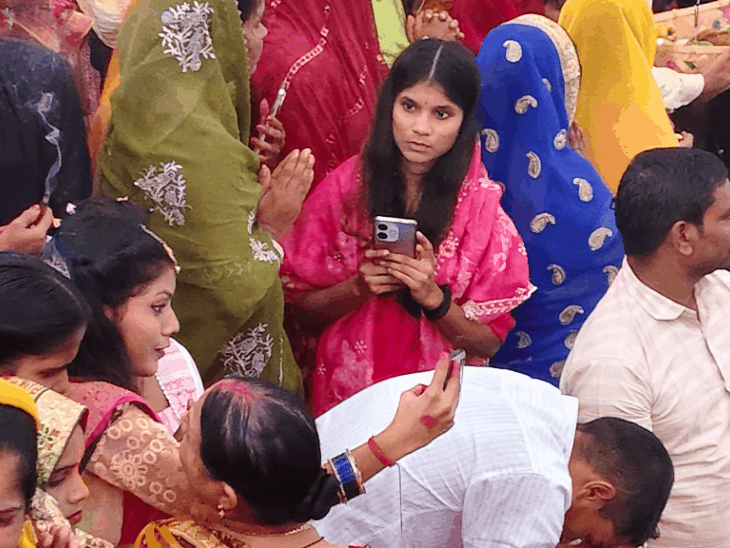 बाराबंकी में हजारों महिलाओं ने उगते सूर्य को दिया अर्घ्य:नागेश्वर मंदिर पर सुबह 4 बजे से जुटी भीड़, सवा 6 बजे दिया अर्घ्य