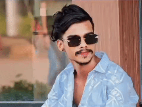 गोरखपुर में प्रेमी जोड़े ट्रेन के आगे कूदे-मौत:एक दूसरे का हाथ पकड़कर पटरी पर छलांग लगाई, पिपराइच रेलवे स्टेशन की घटना