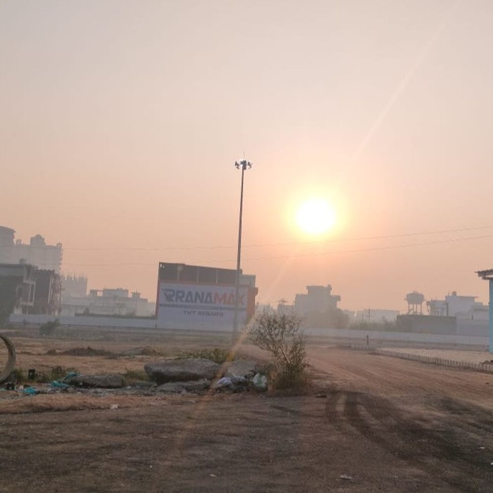 मेरठ में गंगा स्नान से पहले ठंड़ ने दी दस्तक:मंगलवार को तापमान में आई गिरावट, आसमान में छाई रही स्मॉग