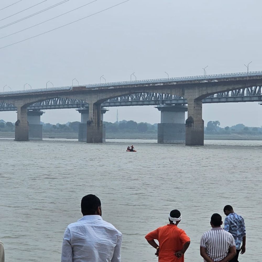कोचिंग संचालक गंगा में कूदा, 36 घंटे बाद भी लापता:गाजीपुर में वीर अब्दुल हमीद सेतु से लगाई छलांग, तलाश जारी