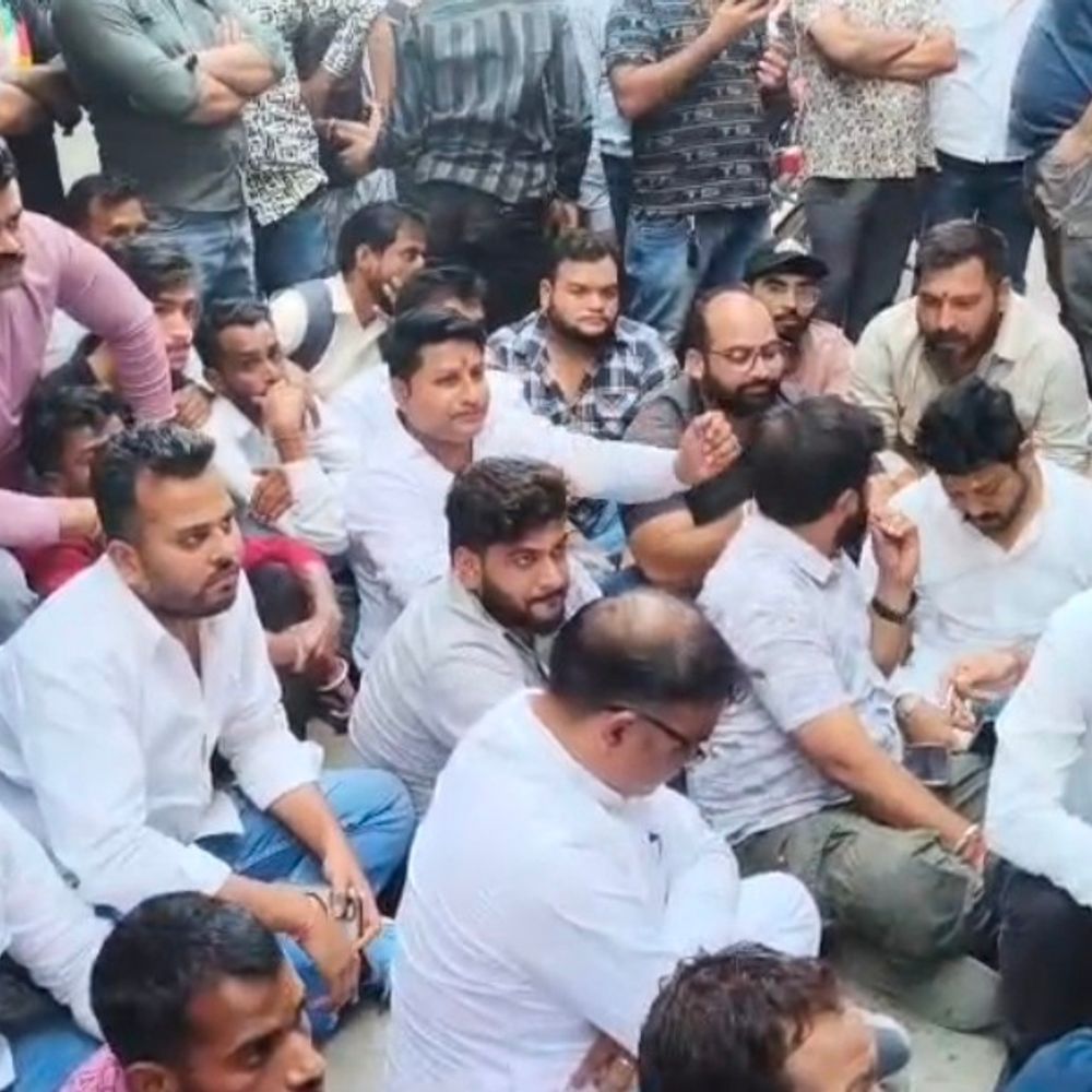 सहारनपुर में शाकिब के घर पहुंची इशिका, बोली- 'नहीं जाऊंगी':हिंदू संगठनों ने किया प्रदर्शन, पिता बोले- 'बेटे को फंसाया'