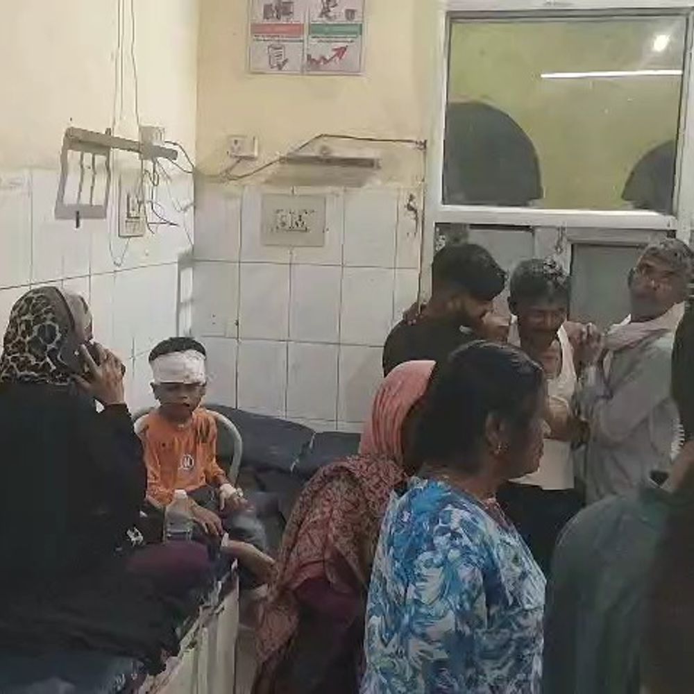 ट्रक ने बाइक को मारी टक्कर, मासूम समेत चार घायल:लखनऊ रेफर किया, ट्रक जब्त कर चालक की तलाश में जुटी पुलिस