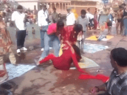 हरिद्वार में दो महिलाओं में जमकर चले लात-घूंसे:घाट किनारे एक दूसरे के बाल खींचे, थप्पड़ मारे; लोगों ने VIDEO बनाया