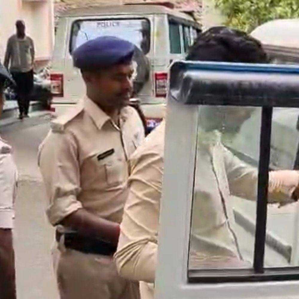 बेतिया NH पर युवक पिस्टल के साथ अरेस्ट:बाइक चेकिंग में डिक्की से हथियार बरामद; 2 साथी अंधेरे का फायदा उठाकर फरार