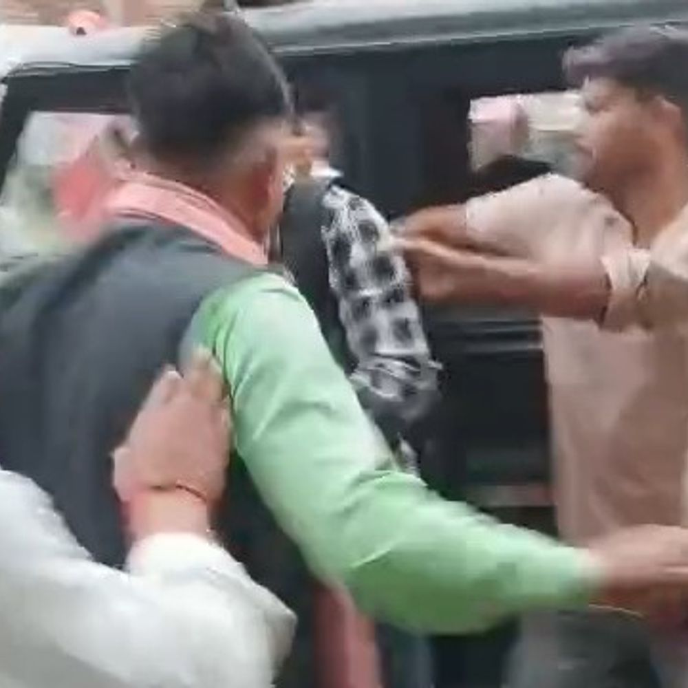 फर्रुखाबाद में बेटी की विदाई पर मारपीट, VIDEO:दो पक्षों में पुलिस के सामने हाथापाई, लड़की पक्ष ने थाने में की शिकायत