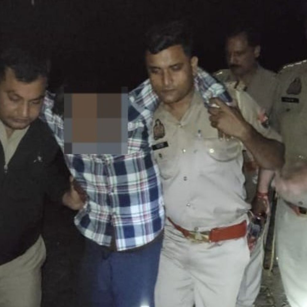 मुठभेड़ में फरार लुटेरा सत्यपाल गिरफ्तार:बदायूं पुलिस ने पैर में गोली मारकर दबोचा, लूटे गए सोने के कुंडल भी बरामद