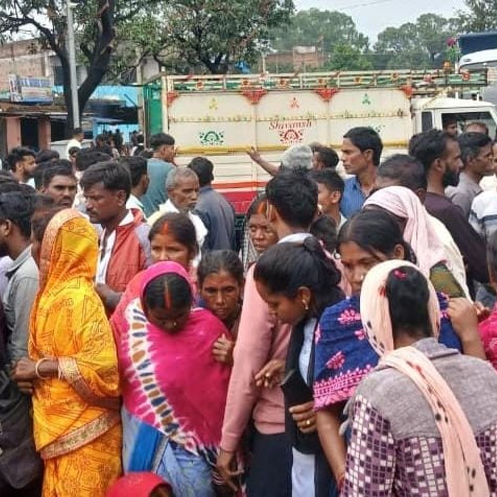 लातेहार में युवती का शव पेड़ से लटका मिला:  हत्या की आशंका पर परिजनों ने तीन घंटे सड़क किया जाम – latehar News