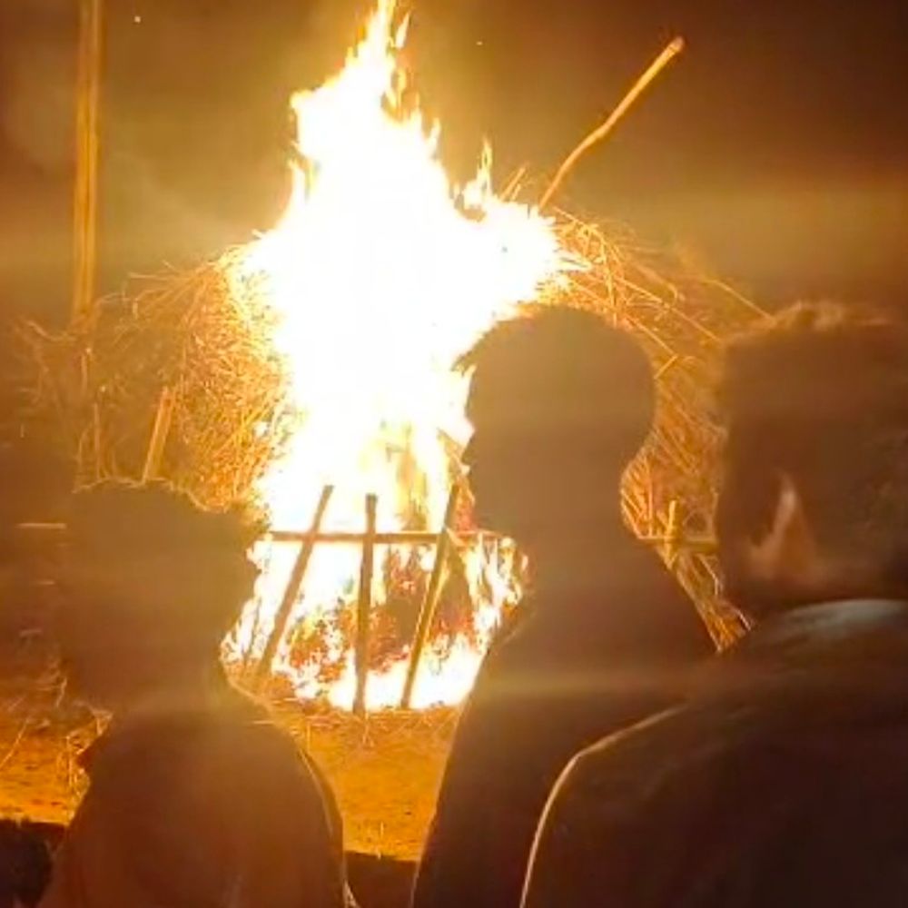 मथुरा में गेट में करेंट लगने से महिला की मौत:बरसाना के मेहराना गांव में हुआ हादसा, शोक की लहर