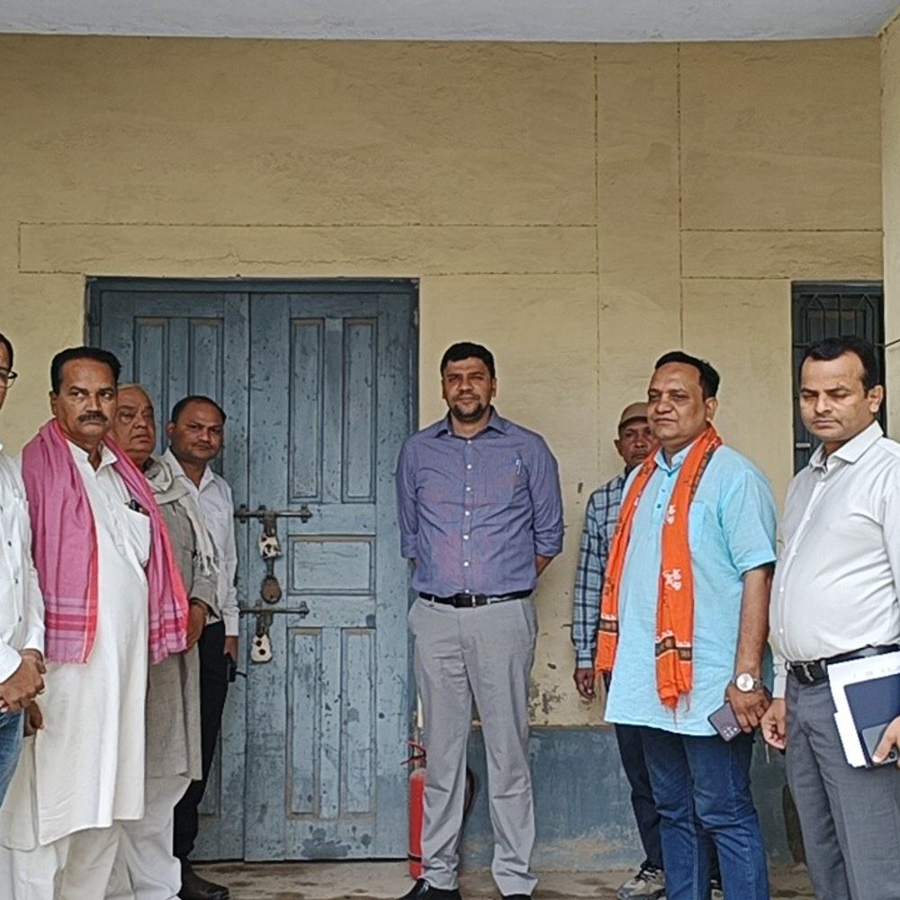 गाजीपुर में जिलाधिकारी ने ईवीएम गोदाम का किया निरीक्षण:मशीनों की सुरक्षा व्यवस्था, रखरखाव और स्टॉक पंजीकरण की समीक्षा की