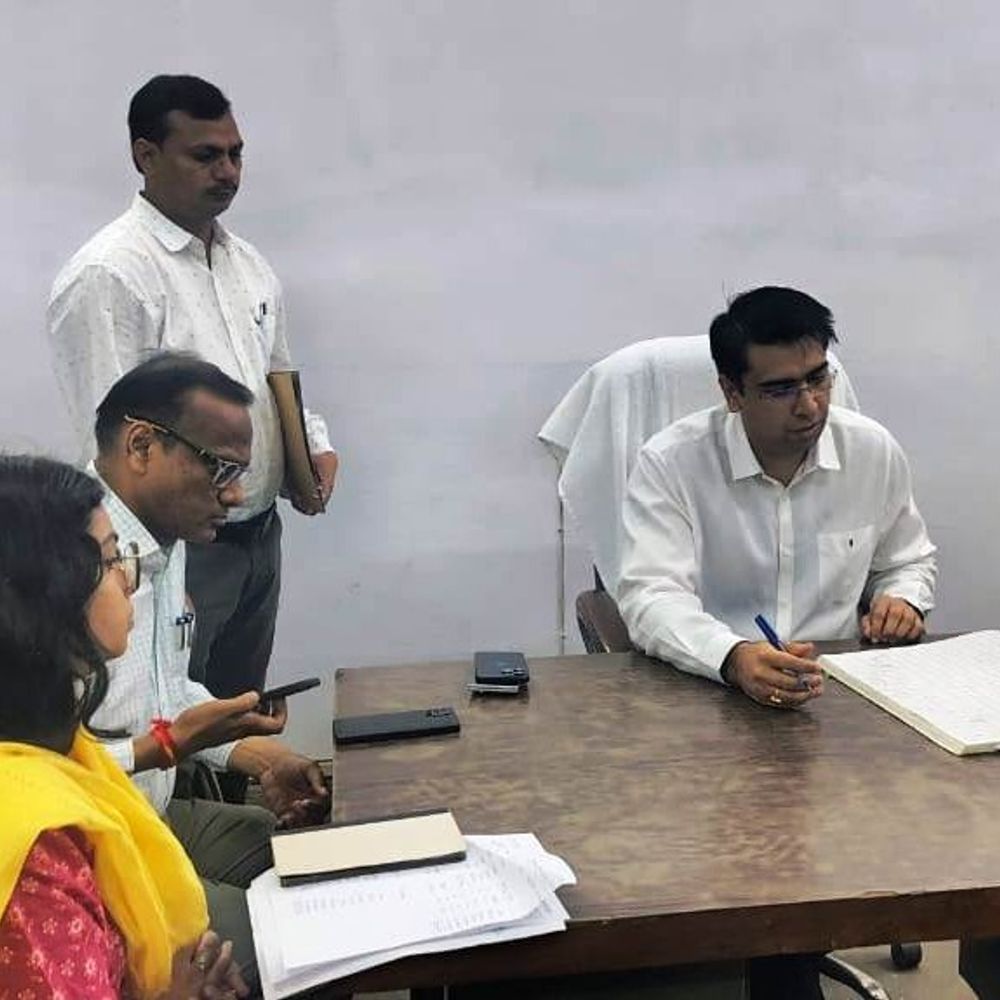 अतुल वत्स ने लिया हाथरस डीएम का चार्ज:दाऊजी महाराज मंदिर के दर्शन भी किए, गार्ड ऑफ ऑनर की सलामी ली