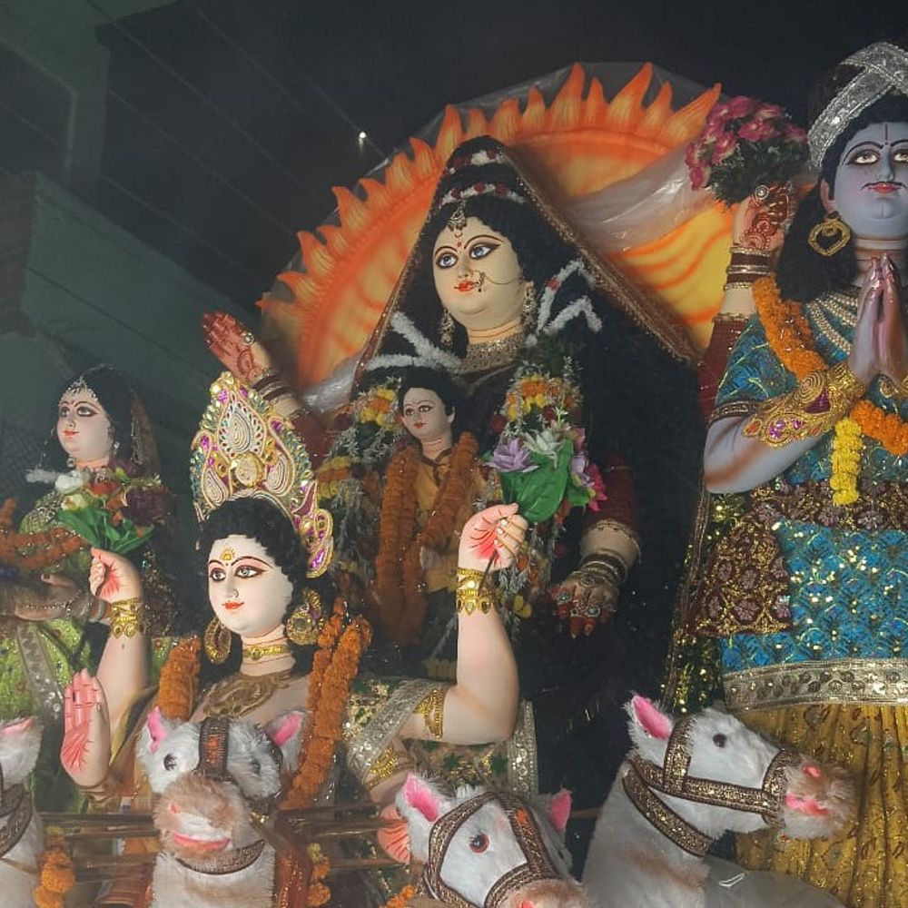 छठ माई की शोभा यात्रा में उमड़े लोग:बस्ती शहर जयघोषों से गूंजा, डीजे की धुनो पर थिरके श्रद्धालु