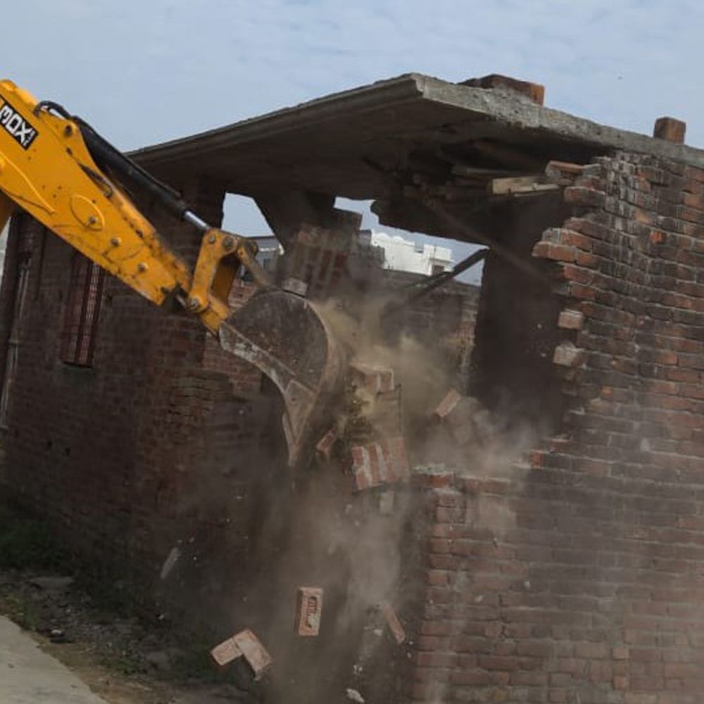 बरेली में BDA ने दो अवैध कॉलोनियां ढहाईं:बिना अनुमति निर्माण जारी रहने पर हुई कार्रवाई