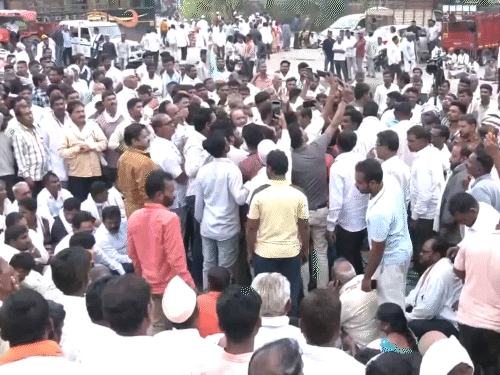 नागपुर में किसानों का प्रदर्शन, ट्रेनें रोकने की धमकी:कर्ज माफ करने की मांग; एक दिन पहले 7 घंटे तक नागपुर-हैदराबाद हाईवे जाम किया था