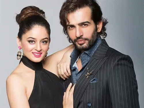 माही विज ने तलाक की अफवाहों पर चुप्पी तोड़ी:इंस्टाग्राम पोस्ट पर कमेंट किया – फेक खबरें मत फैलाओ, मैं लीगल एक्शन लूंगी