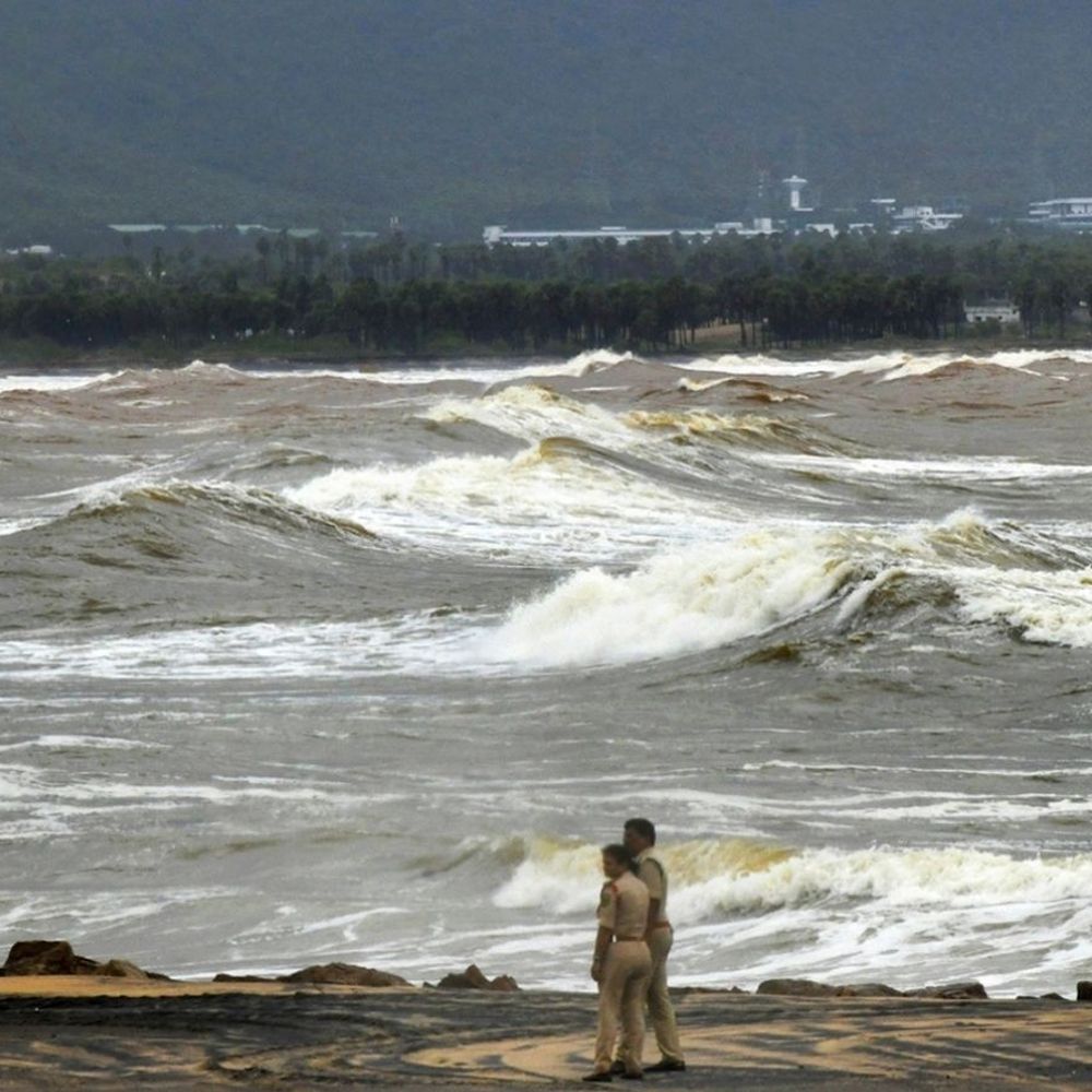 चक्रवात मोन्था के असर की 15 तस्वीरें:आंध्र प्रदेश में कार-ऑटो पर पेड़ गिरा, ओडिशा में स्टेशन पर कटी यात्रियों की रात