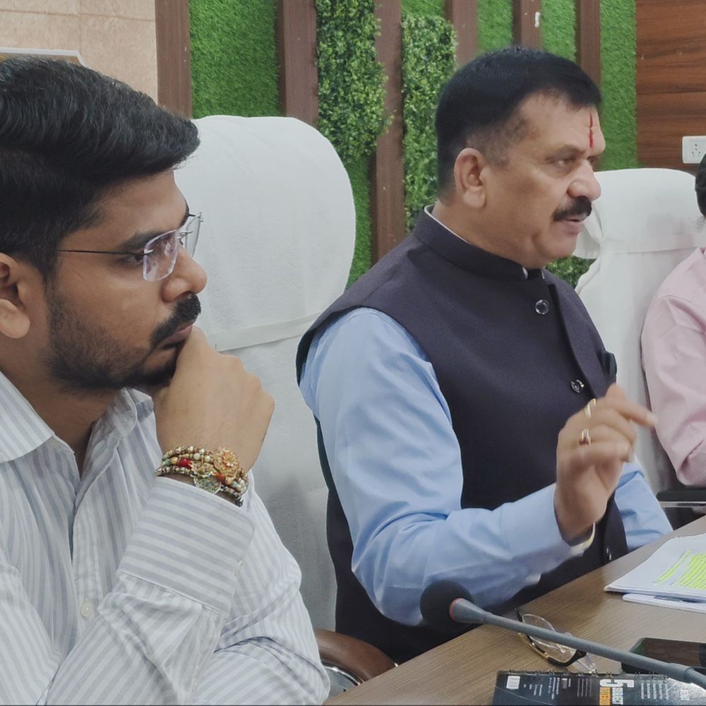 डीएम ने राजनीतिक दलों संग की बैठक:मतदाता सूची पुनरीक्षण में पारदर्शिता पर दिया जोर, घर-घर जाएंगे अधिकारी