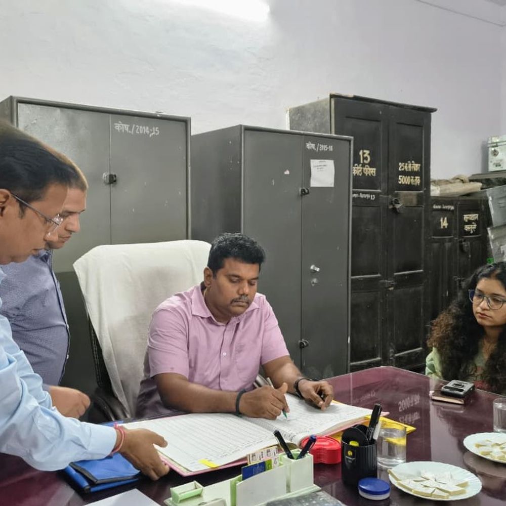 नए जिलाधिकारी ने संभाला पदभार:कोषागार के डबल लॉक में चार्ज लिया, योजनाओं के क्रियान्वयन पर दिया जोर