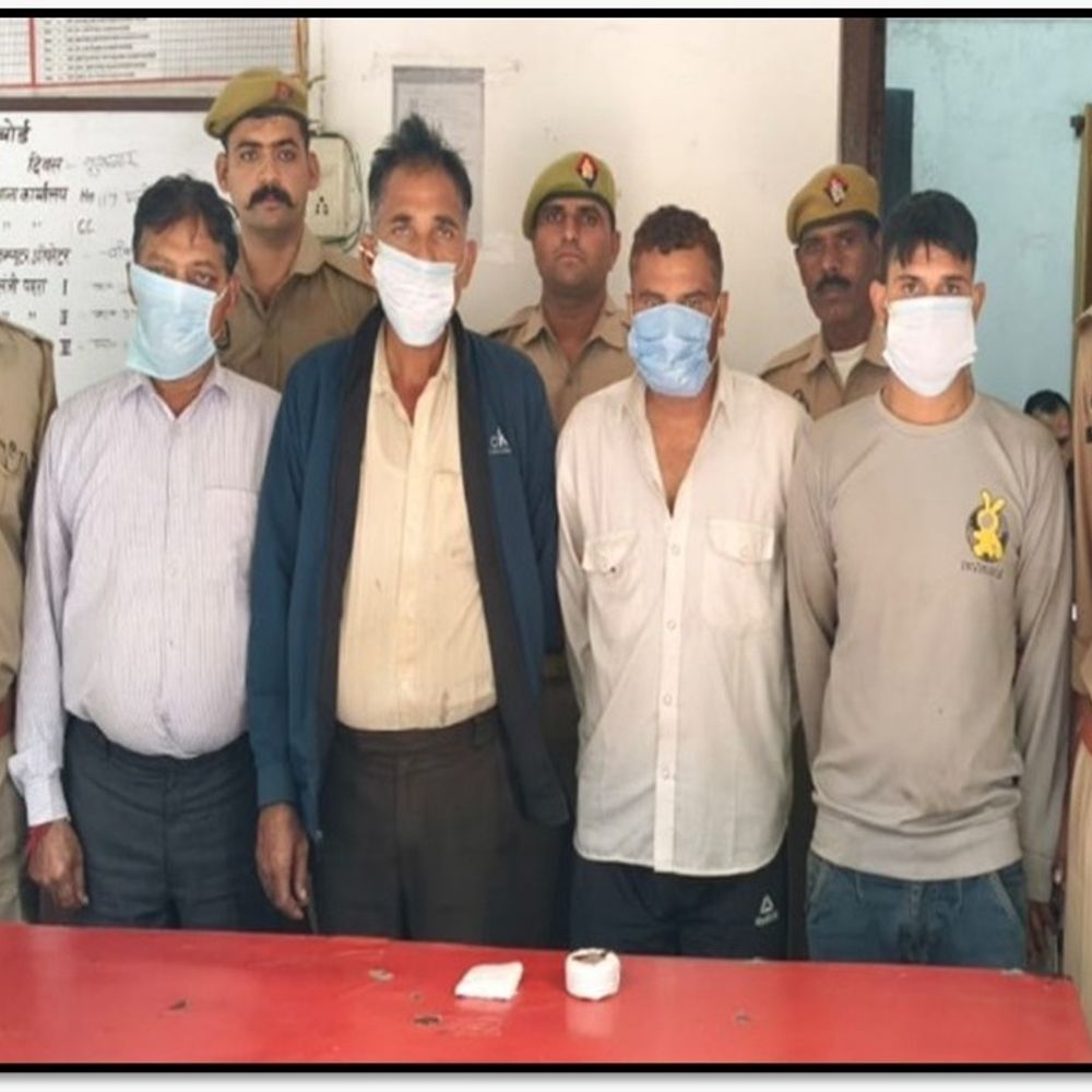 महिला के लाखों के जेवर चोरी करने वाले 4 गिरफ्तार:बिजनौर में बहन की शादी में जाते समय वारदात, पुलिस ने बरामद कर लौटाए