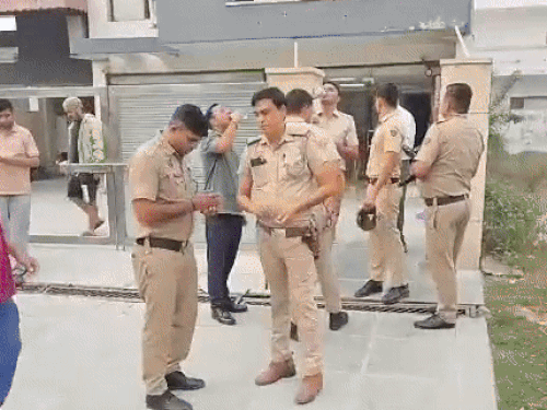 म्यूजिक कंपनी के ऑफिस पर ताबड़तोड़ फायरिंग:करनाल में 2 बाइकों पर आए बदमाश, 55 राउंड गोलियां चलाकर भागे