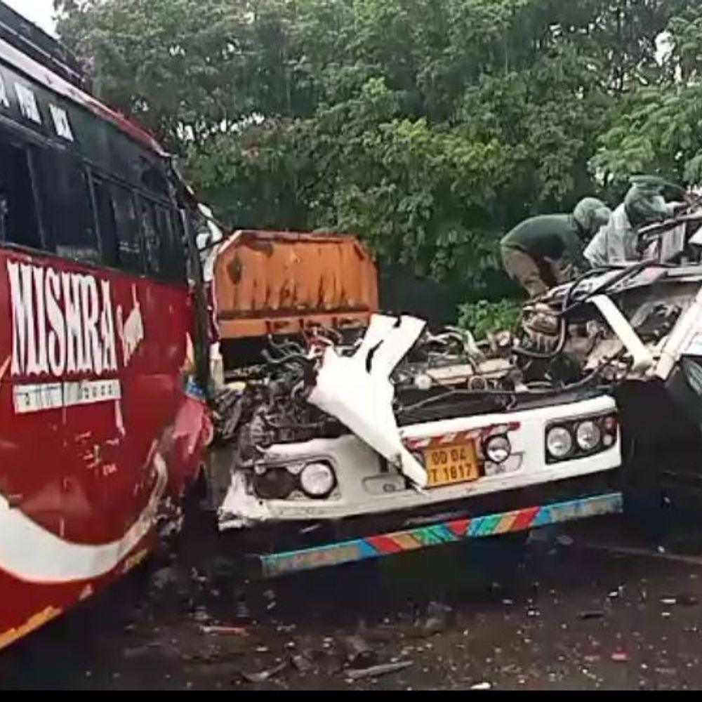 बस-ट्रेलर में टक्कर, ड्राइवर घायल:  गोविंदपुर-गिरिडीह मार्ग पर घंटों लगा जाम, कई यात्रियों को भी आईं चोटें – Dhanbad News