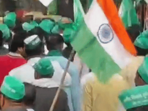 नोएडा प्राधिकरण पर 81 गांवों के किसानों का प्रदर्शन:गेट पर धक्का-मुक्की, बोले- यह हमारे अधिकार और सम्मान की लड़ाई