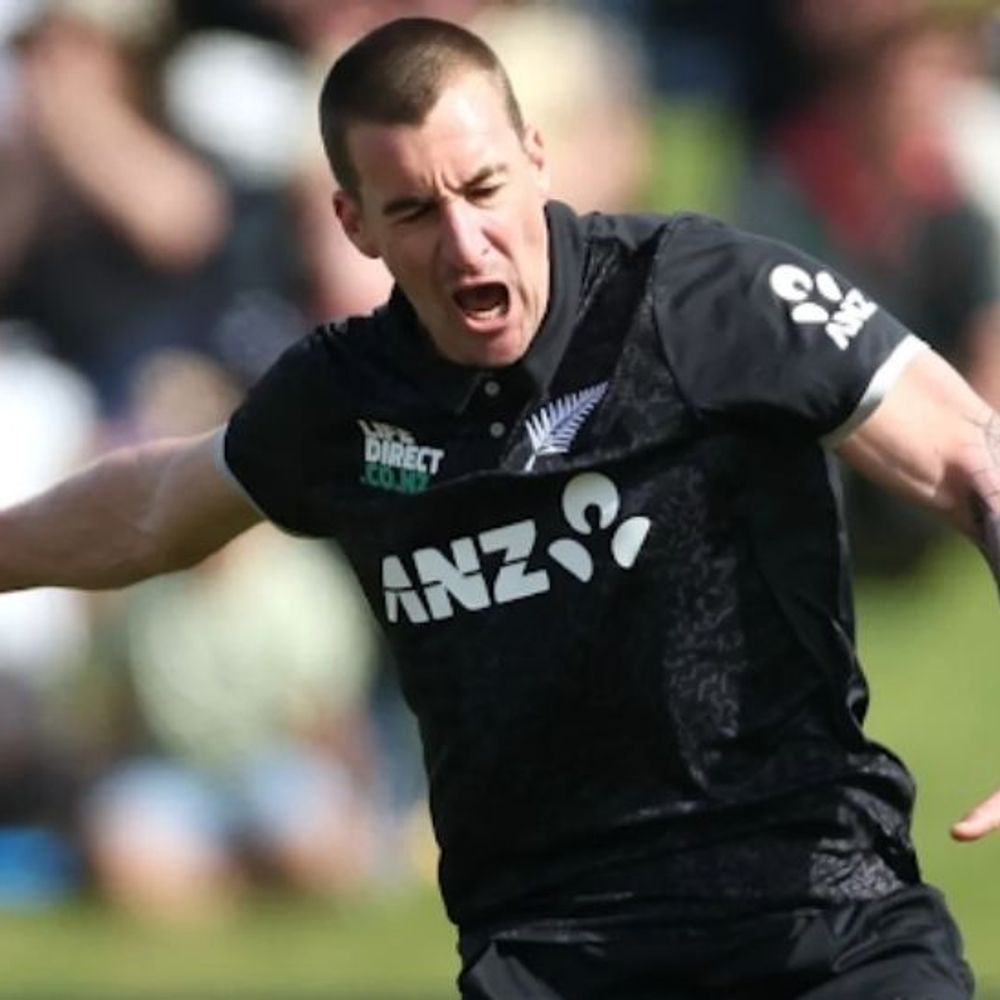 न्यूजीलैंड ने इंग्लैंड से दूसरा वनडे 5 विकेट से जीता:सीरीज में 2-0 की बढ़त बनाई, मिचेल-रचिन रवींद्र के अर्धशतक