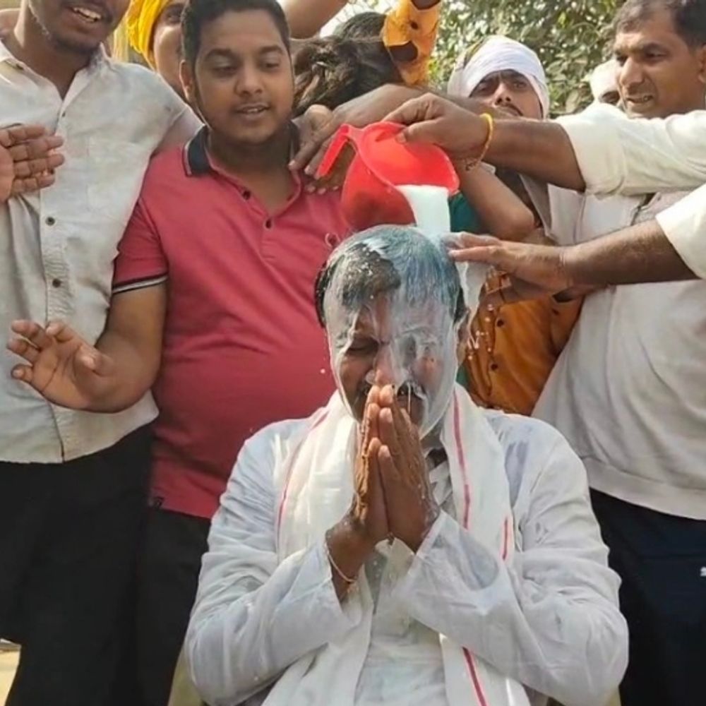 RJD-JDU में पोस्टर वॉर, तेजस्वी नायक नीतीश जनसेवक:शाह-राहुल की जनसभाएं आज; RJD के बागी नेता को 100 लीटर दूध से नहलाया