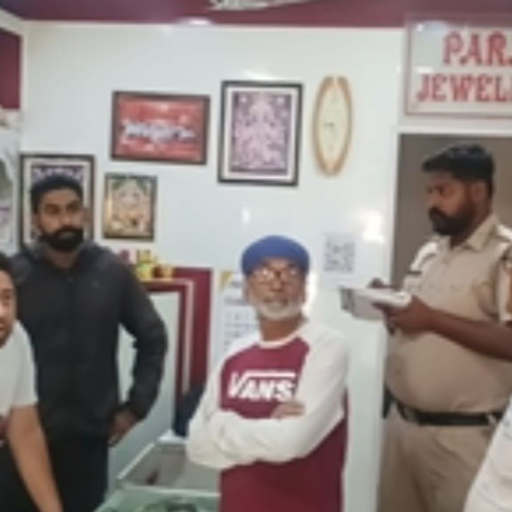 पुलिस की कार्य प्रणाली पर बड़ा स्वाल:  दुसांझ कलां में तीसरी बार ज्वेलरी शॉप में चोरी, दीवार तोड़कर चोरों ने उड़ाए लाखों के गहने – Jalandhar News