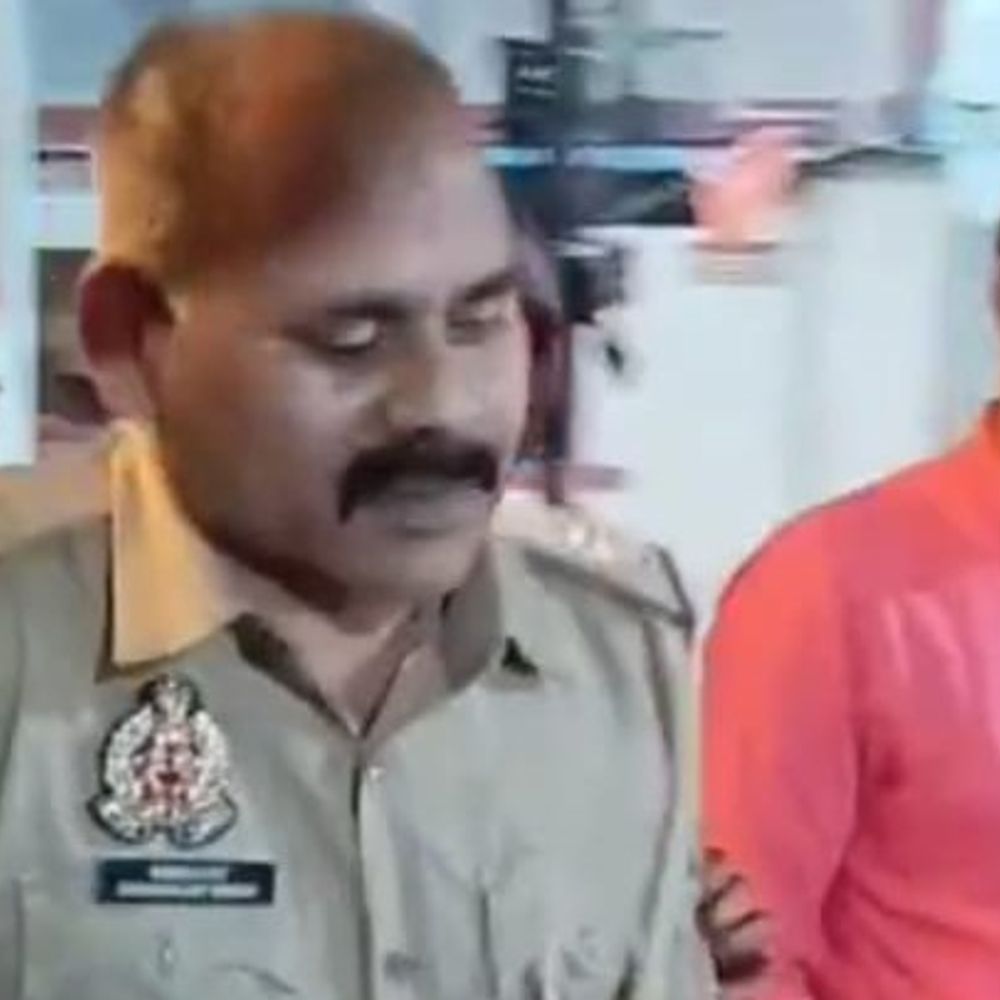 लखनऊ में दरोगा रिश्वत लेते गिरफ्तार:महानगर थाने की पेपर मिल चौकी में तैनात, एंटी करप्शन टीम ने की कार्रवाई