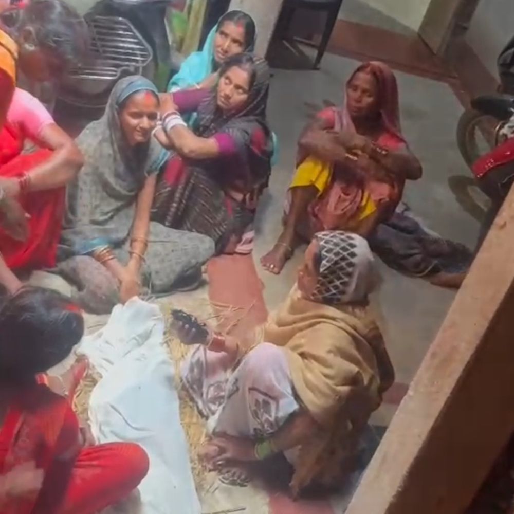 कोडरमा में 8 वर्षीय बच्ची की करंट से मौत:  दीवाली-छठ के लिए लगी चाइनीज लाइट के संपर्क में आई – koderma News