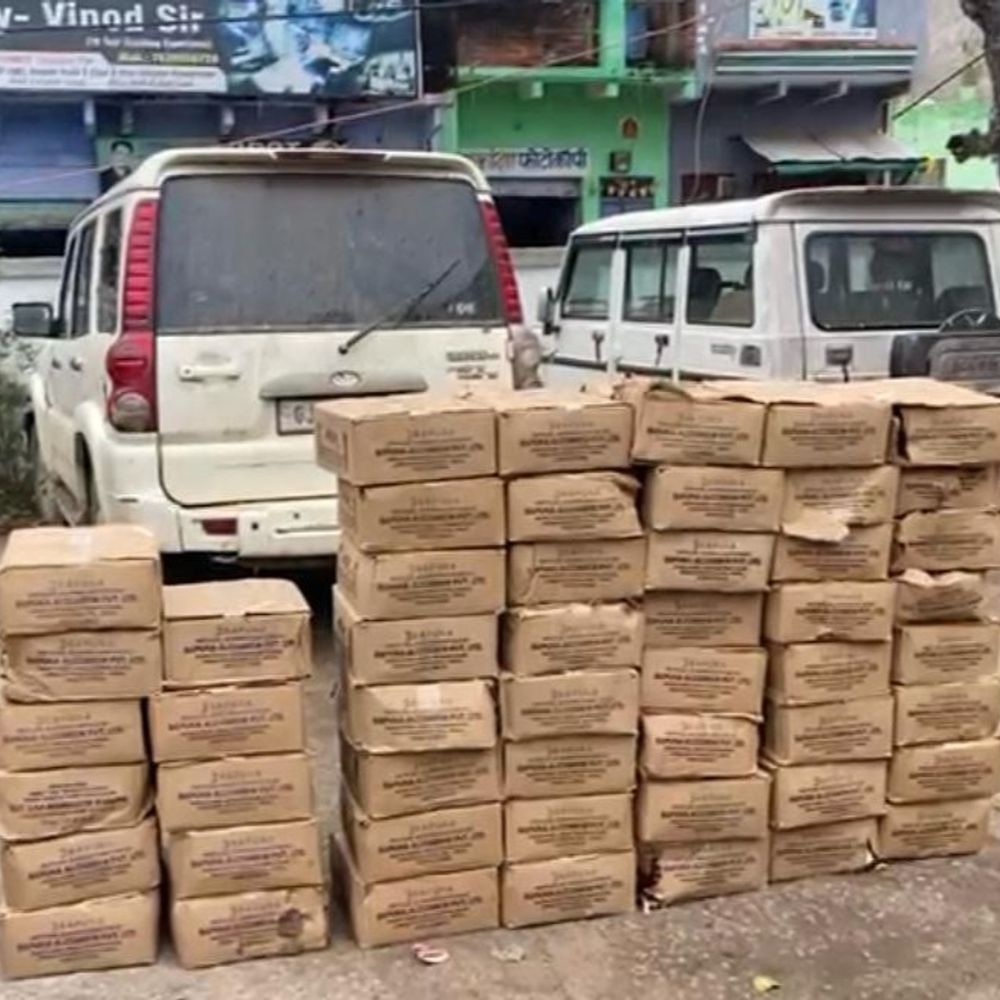 जौरा पुलिस ने तस्करी करते स्कॉर्पियो पकड़ी:ड्राइवर छोड़ भागा, ढाई लाख की 51 पेटी अवैध शराब मिली