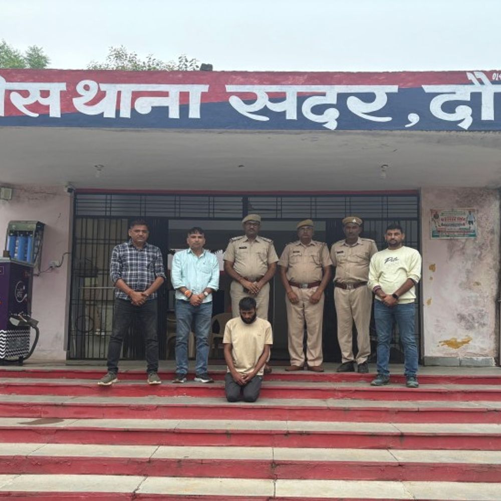 किराए के मकान में पकड़ी नकली देशी शराब फैक्ट्री:12 कार्टून नकली पव्वे, 30 लीटर स्प्रिट और पैकिंग मशीन जब्त; आरोपी गिरफ्तार