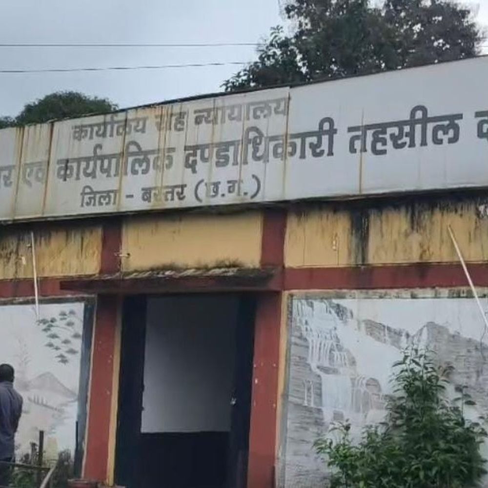 किसान से 25000 रिश्वत लेते तहसील कर्मचारी पकड़ाया:सर्पदंश से पत्नी की हुई थी मौत, 4 लाख मुआवजे के बदले मांगी 50 हजार की रिश्वत