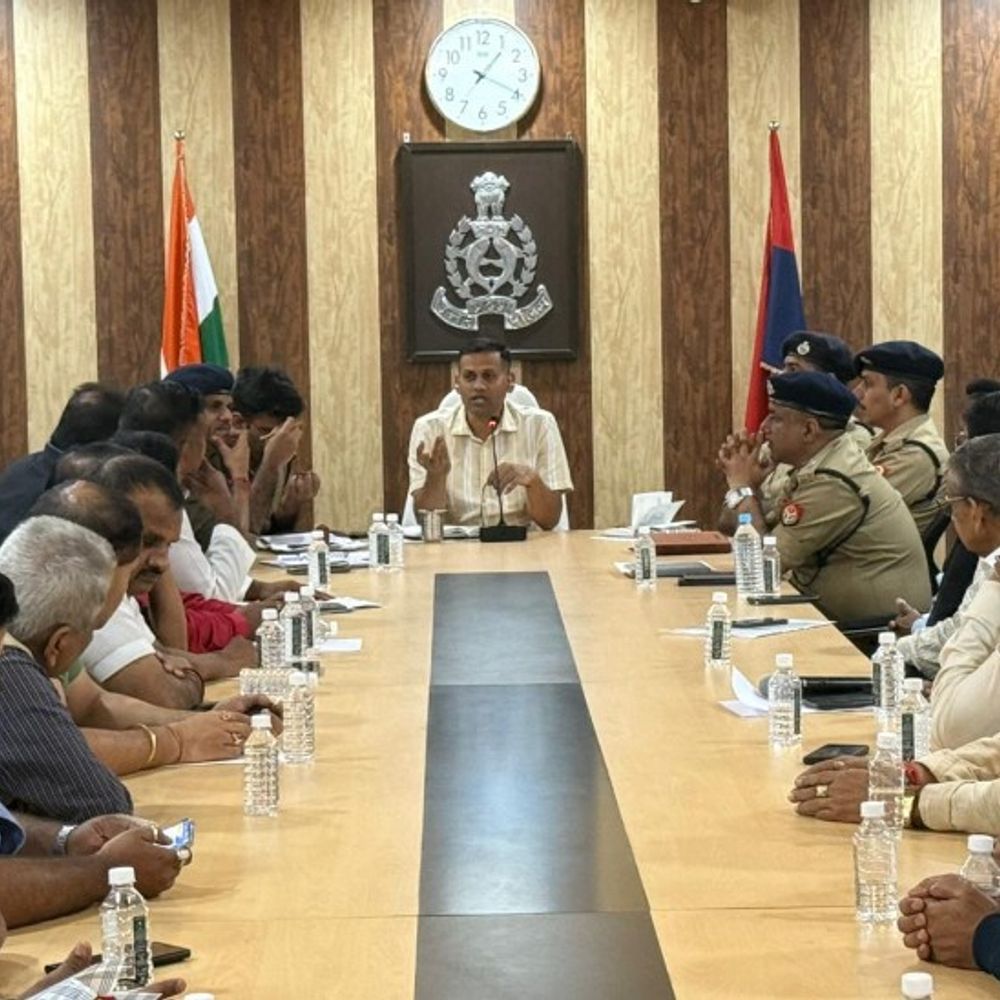 लखनऊ में सर्राफा व्यापारियों ने कार्यशैली पर उठाए सवाल:जॉइंट सीपी बबलू कुमार के सामने रखी शिकायतें; शहर के व्यापारी संगठन रहे मौजूद