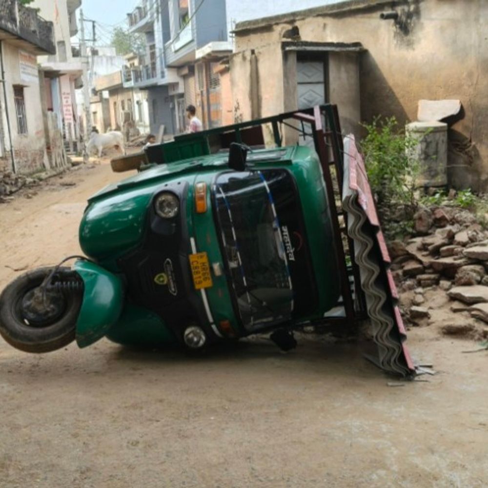 महेंद्रगढ़ में ऑटो पलटने से बच्चे की मौत:आंगनबाड़ी केंद्र से दलिया लेकर जा रहा, माता-पिता गए थे काम पर