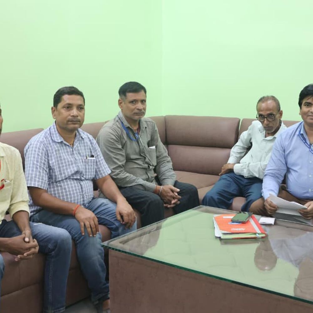 लखीसराय में मतदाता पहचान पत्र वितरण की समीक्षा बैठक:डीएम मिथिलेश मिश्र ने लिया जायजा, सहायक डाक अधीक्षक भी हुए शामिल