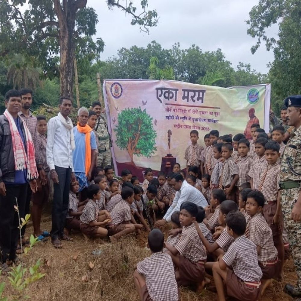 पुलिस ने शहीदों की स्मृति में किया वृक्षारोपण:कोंडागांव में राष्ट्रीय एकता दिवस पर 'एका मरम' कार्यक्रम का आयोजन, पर्यावरण संरक्षण पर दिया जोर