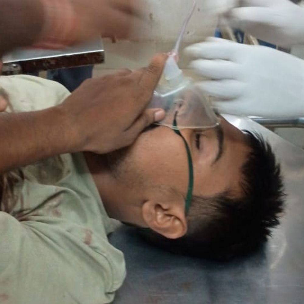 देवरिया में घर में घुसकर युवक को गोली मारी:3 बाइक सवार बदमाशों ने वारदात को दिया अंजाम, घायल अनमोल हायर सेंटर रेफर