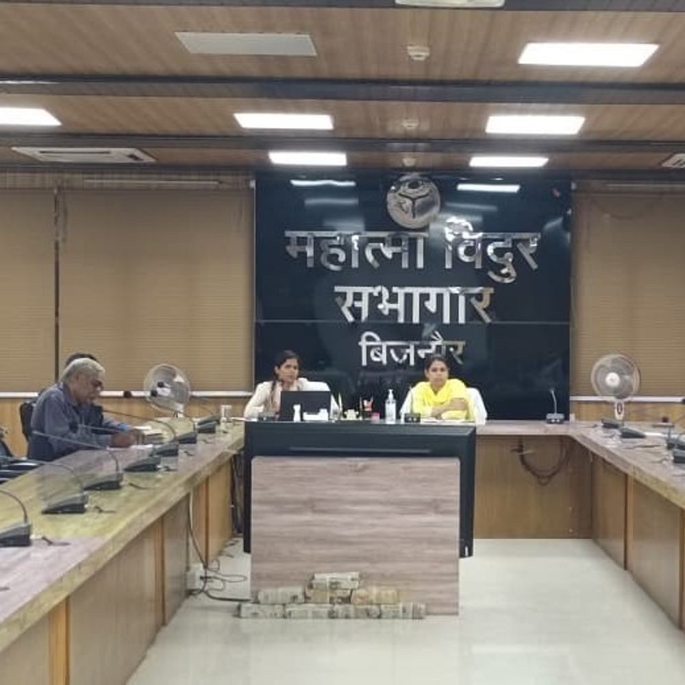 बिजनौर में मतदाता सूची का विशेष पुनरीक्षण शुरू:डीएम ने की बैठक, ईवीएम और विविपेट रूम का निरीक्षण किया